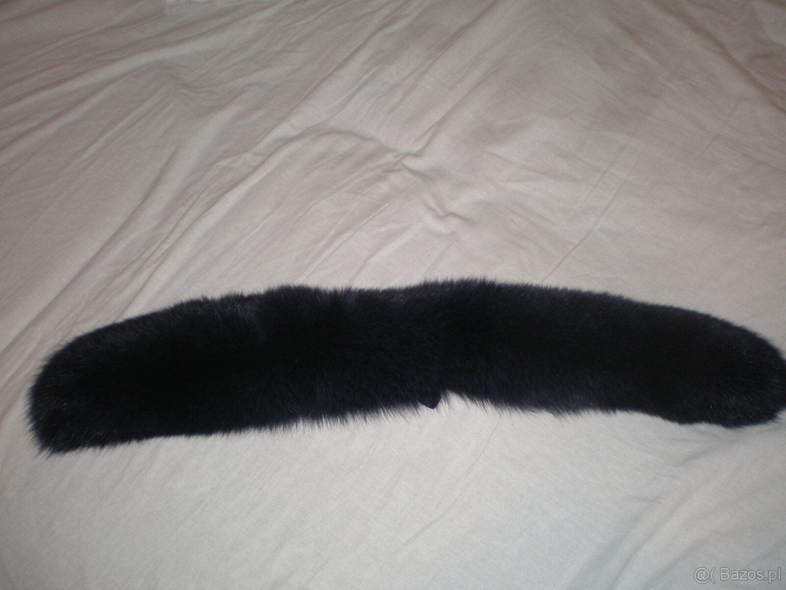 Sprzedam kołnierz koloru granatowego, długość 74 cm.