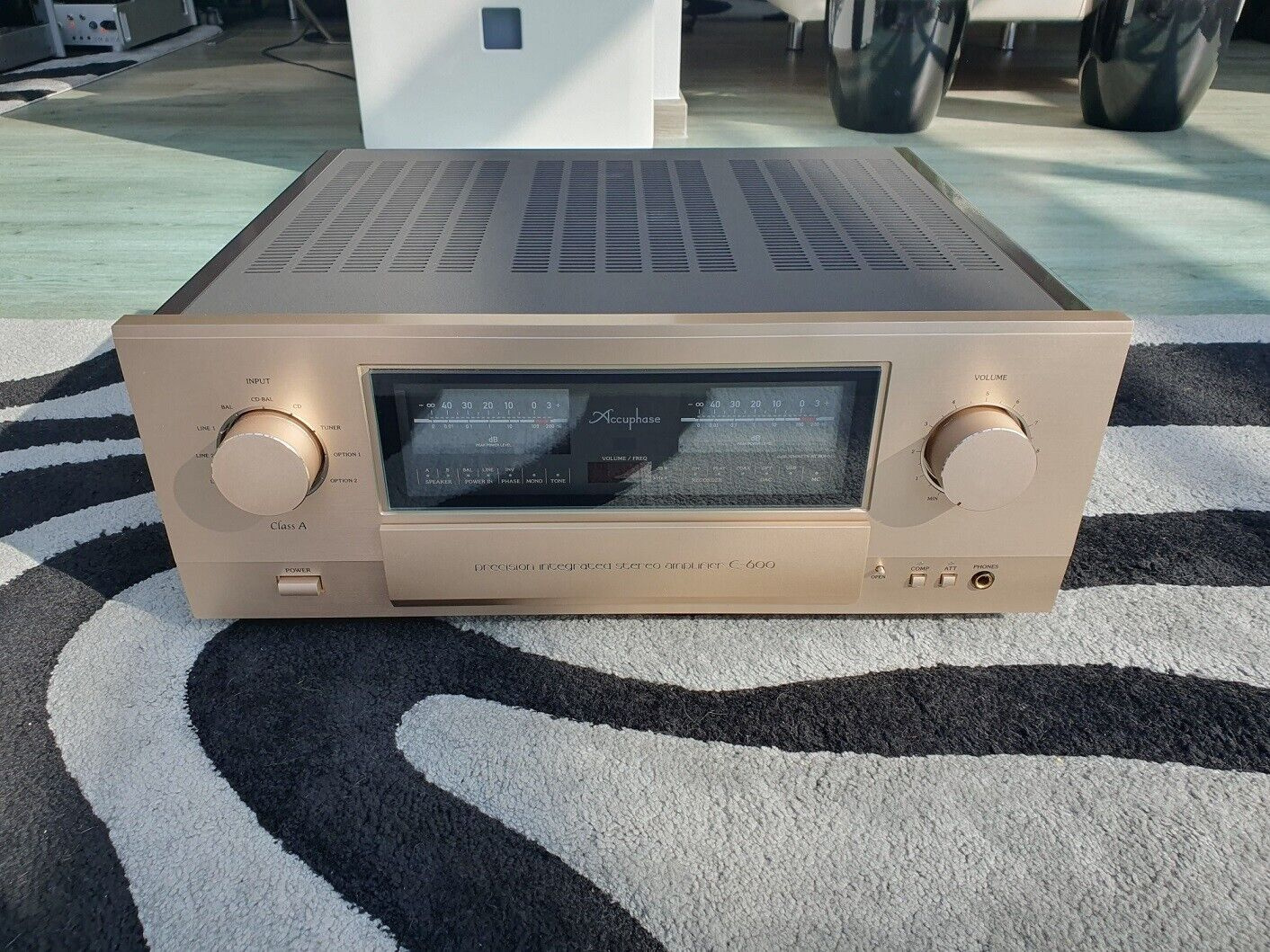 Accuphase E-600 + DAC-40 ( Price : 3500 EUR )