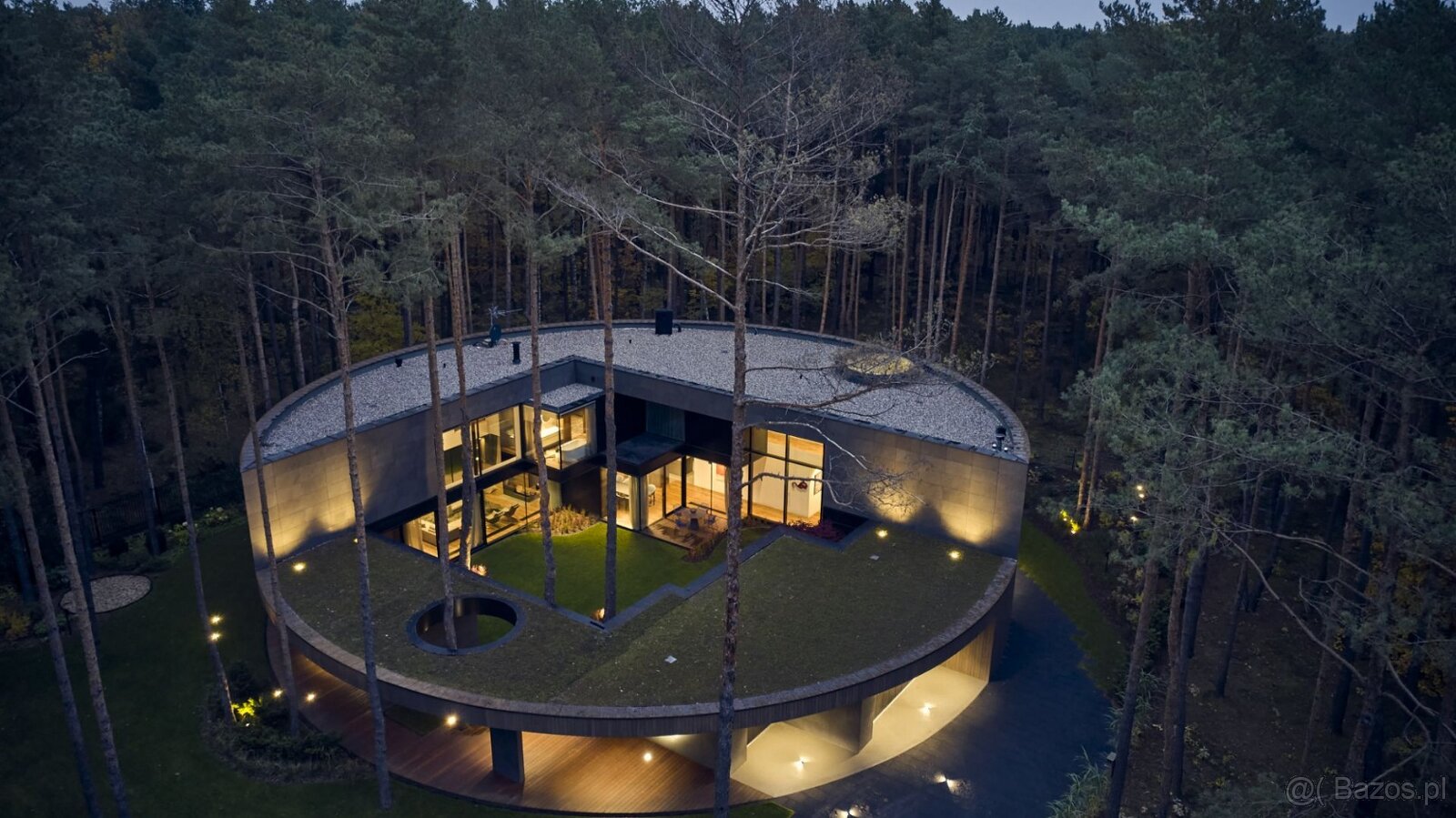 Dom projekty wk1 w lesie nad jeziorem