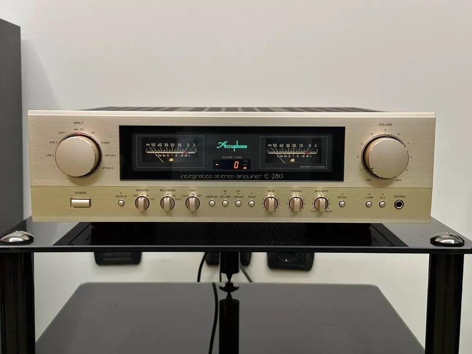 Accuphase E-280 ( Price: 1850 EUR )