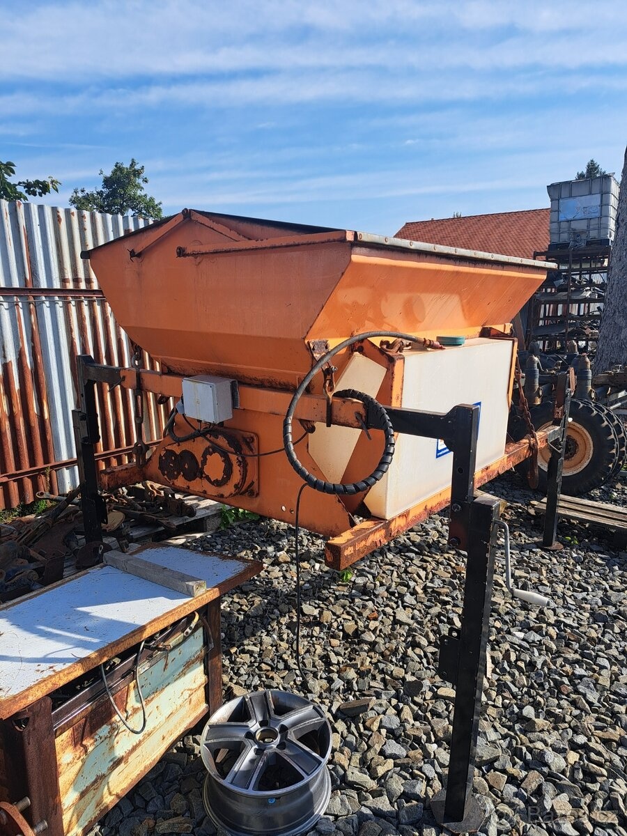 Wielostanowiskowa ciężarówka z platformą, posypywarka miejsk