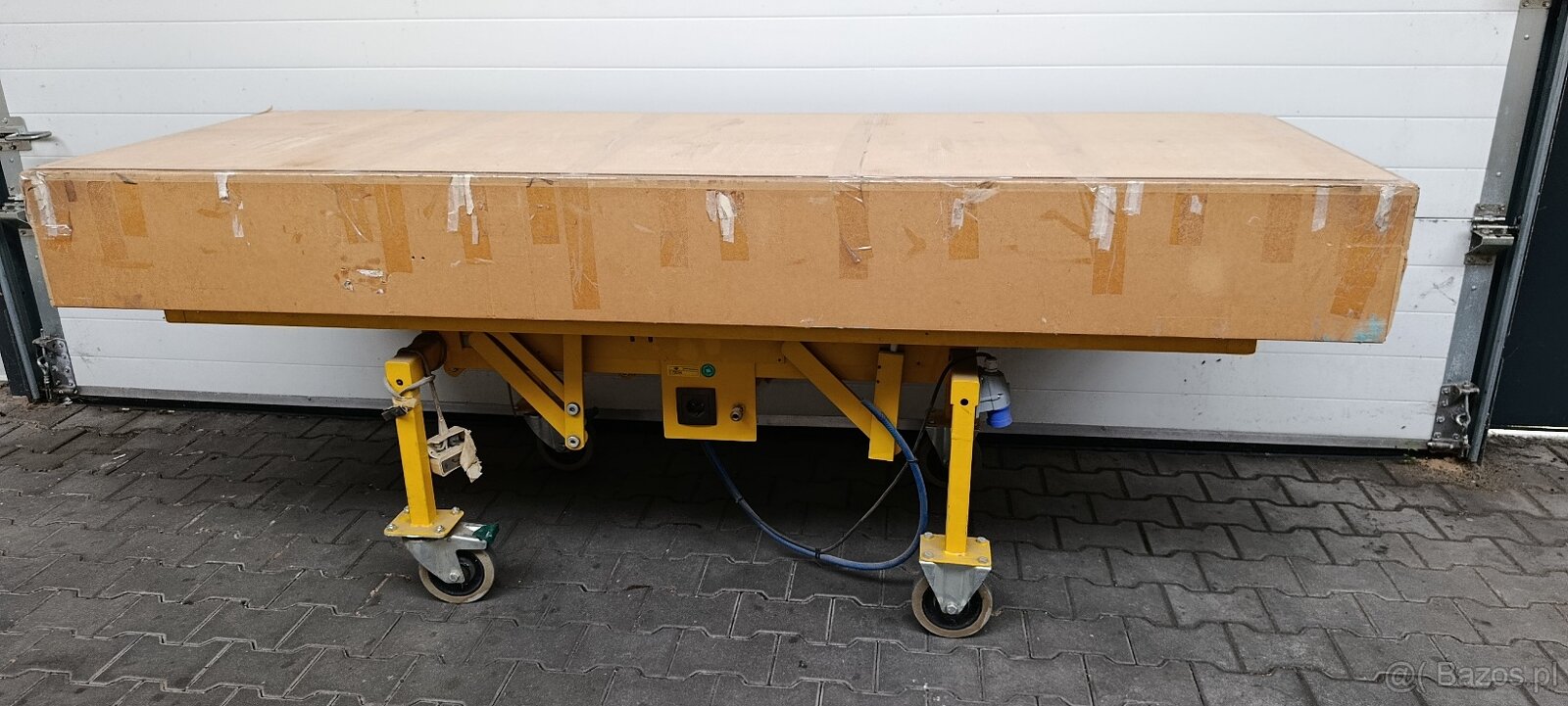 Stół na kółkach z regulowaną wysokościom