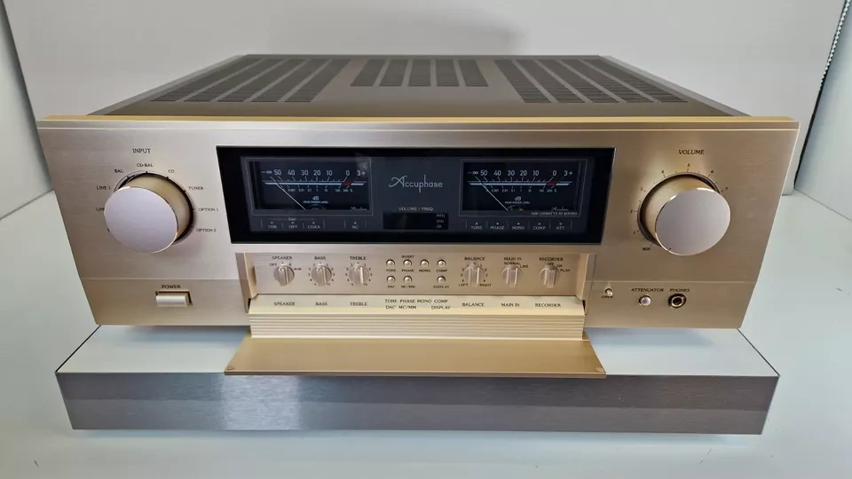 Accuphase E-380 ( Price : 2400  EUR )