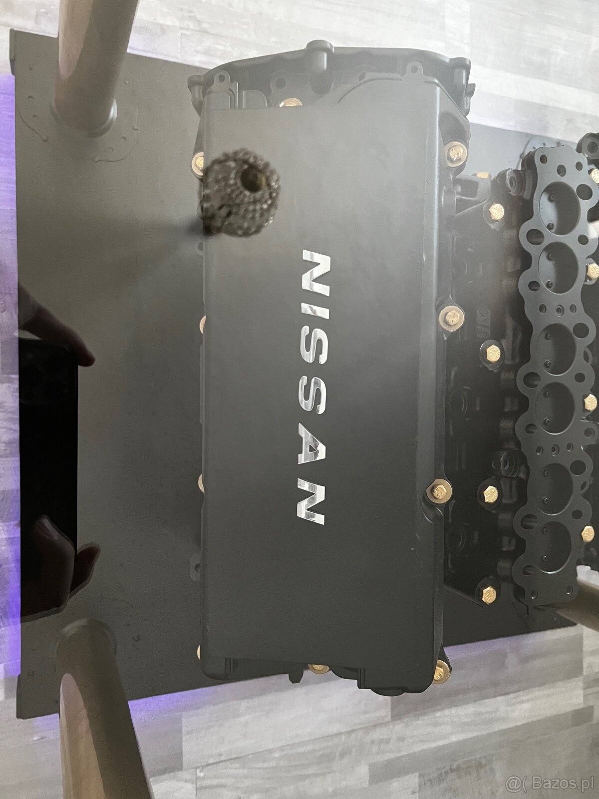 Unikalny designerski stolik wykonany z silnika Nissan V6 - 10