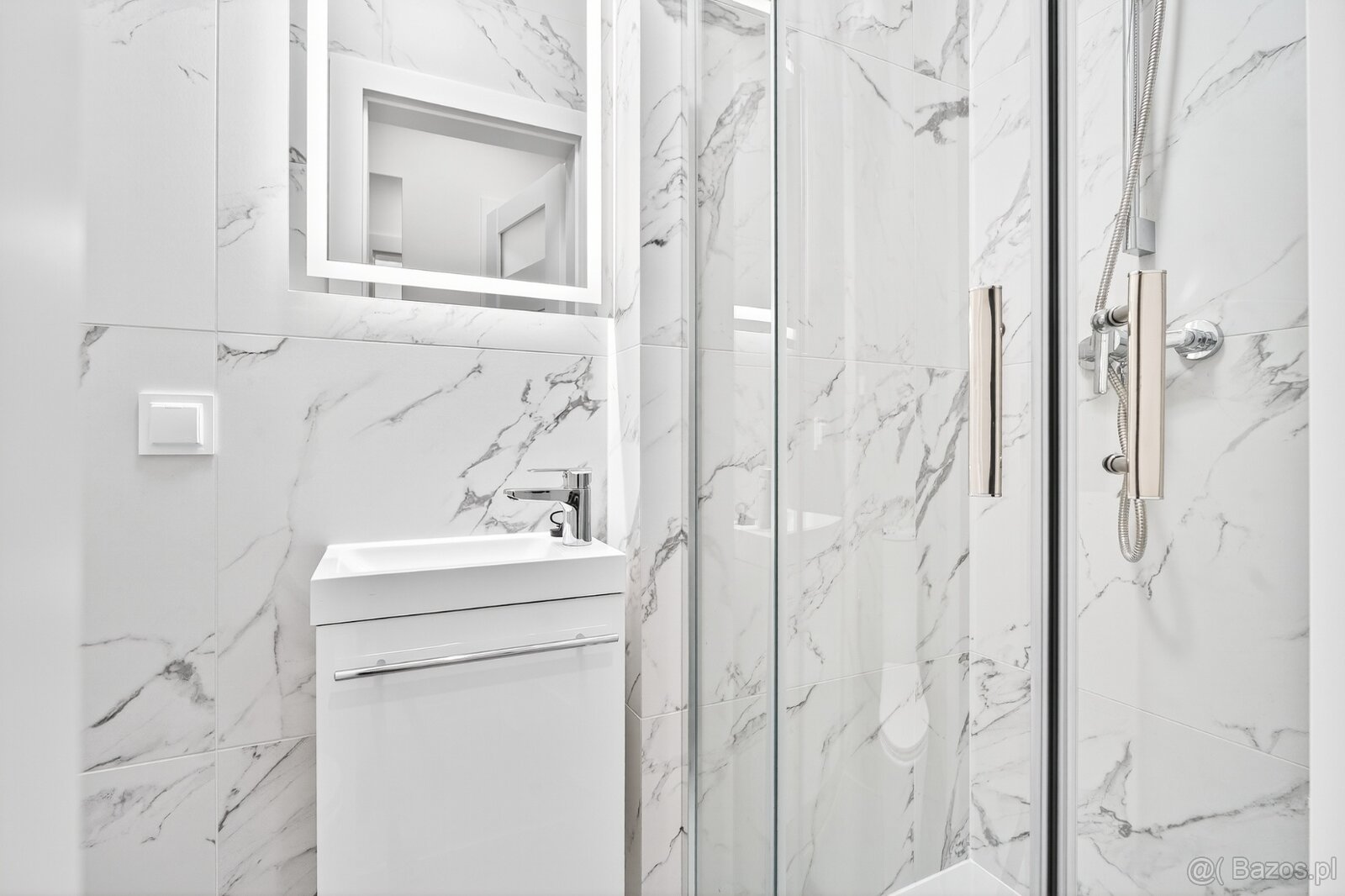 Pokój z łazienką po remoncie wraz z umeblowaniem. - 10