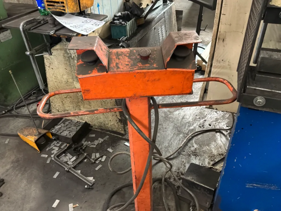 Hydrauliczna prasa krawędziowa 135 t, długość gięcia 3000 mm - 10