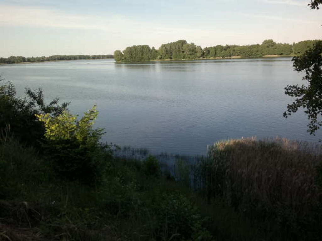 SEZON--2025-Samodzielny dom z ogrodzoną działką nad jeziorem - 10