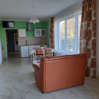 Kolobrzeg dom: 6 Apartamentow + 3 korty squash'a - 10