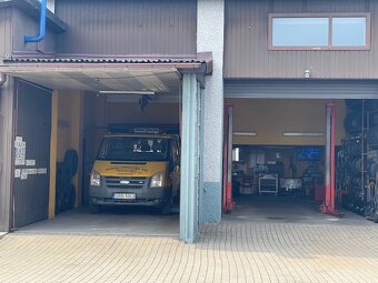 Dom z warsztatem serwisu ogumienia i basenem . Książenice gm - 10