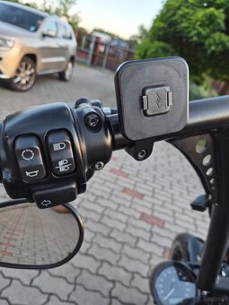 Harley-Davidson Iron XL883N – CHOPPER, KTÓRY PRZYCIĄGA SPOJR - 10
