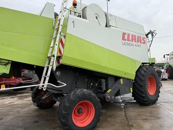Kombajn zbożowy Claas Lexion 440 rok 2002 heder V660. - 10