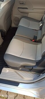 Toyota Prius Plus - 10