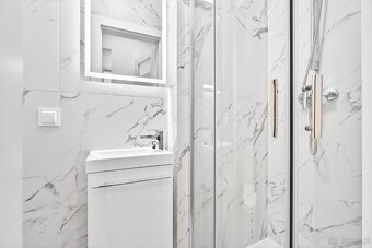 Pokój z łazienką po remoncie wraz z umeblowaniem. - 10