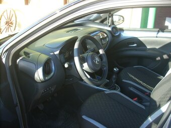 TOYOTA  AYGO  X  CROS  STYLE - 10