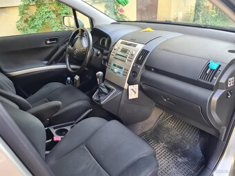 Srebrna toyota corolla Verso - 10