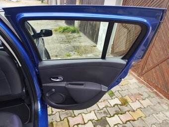 Sprzedam samochód osobowy marki Renault Clio III - 10