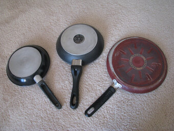 Emaliowane garnki, pokrywki, patelnie, miski, durszlak, kosz - 10