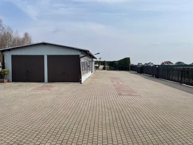 Dom z warsztatem serwisu ogumienia i basenem . Książenice gm - 11