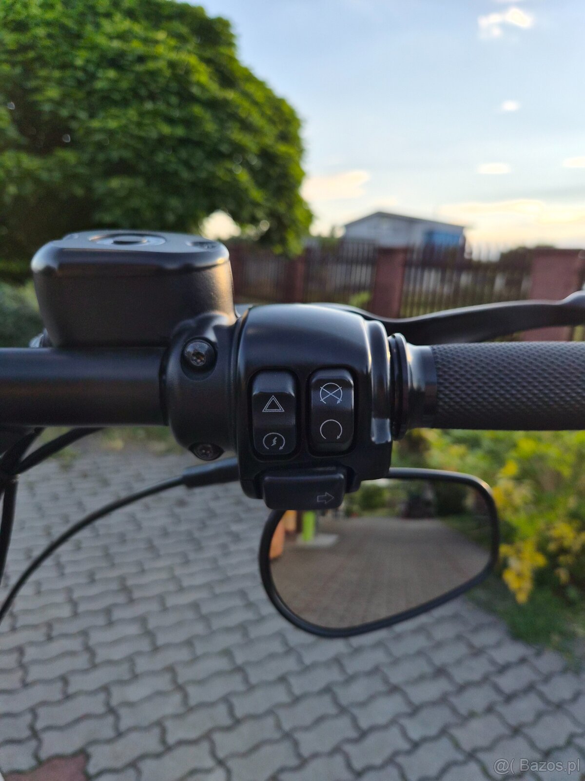 Harley-Davidson Iron XL883N – CHOPPER, KTÓRY PRZYCIĄGA SPOJR - 11