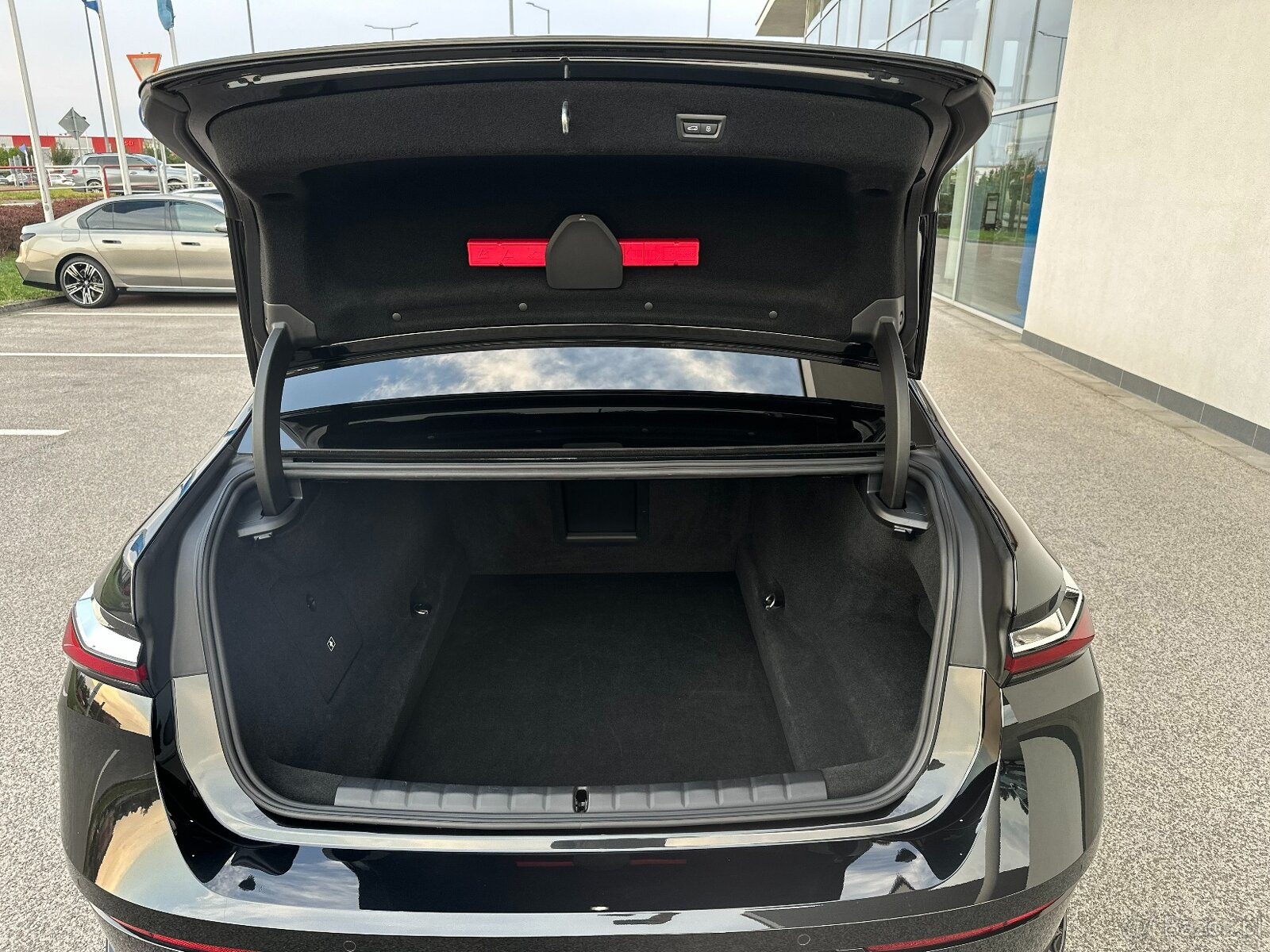 Oferuję na sprzedaż luksusowe BMW 750e xDrive – 96.000 € - 11