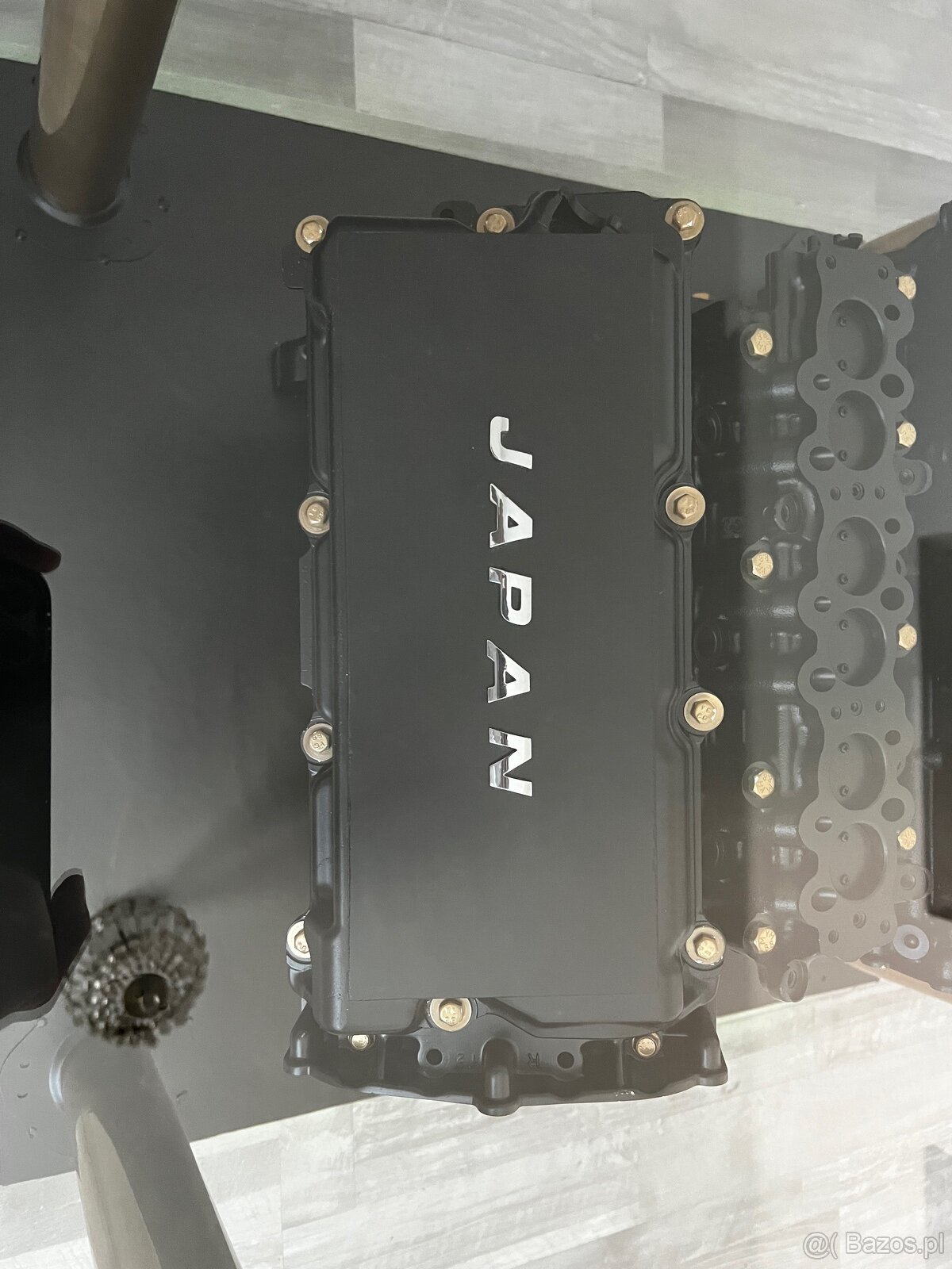 Unikalny designerski stolik wykonany z silnika Nissan V6 - 11