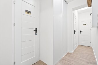 Nowoczesny pokój z łazienką i balkonem przy uczelni. - 11