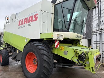 Kombajn zbożowy Claas Lexion 440 rok 2002 heder V660. - 11