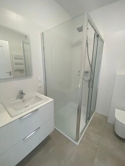 2 pokoje, 47m2, II piętro, winda, duży balkon, parking, os. - 11