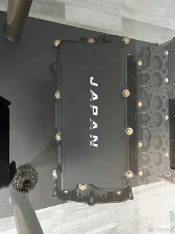 Unikalny designerski stolik wykonany z silnika Nissan V6 - 11