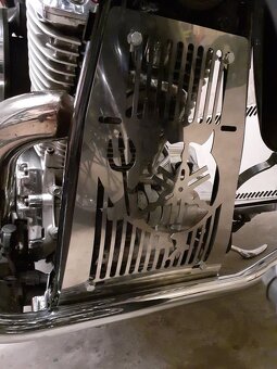 Osłona chłodnicy Chopper Wzór niestandardowy, logo - 11