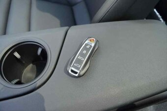 Porsche Taycan 4S - 11