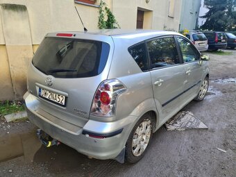 Srebrna toyota corolla Verso - 11