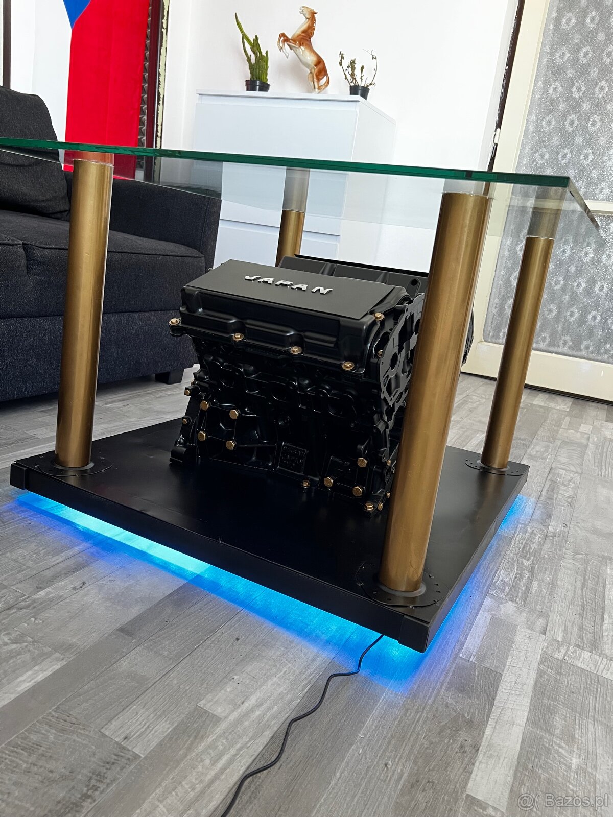 Unikalny designerski stolik wykonany z silnika Nissan V6 - 12