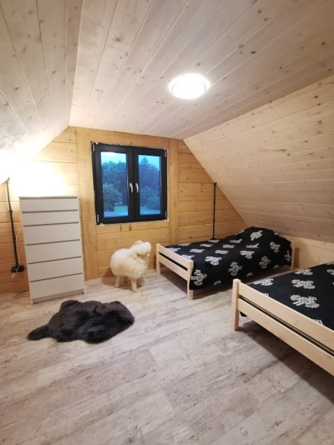 Do sprzedania drewniany domek położony na zielonym Roztoczu. - 12