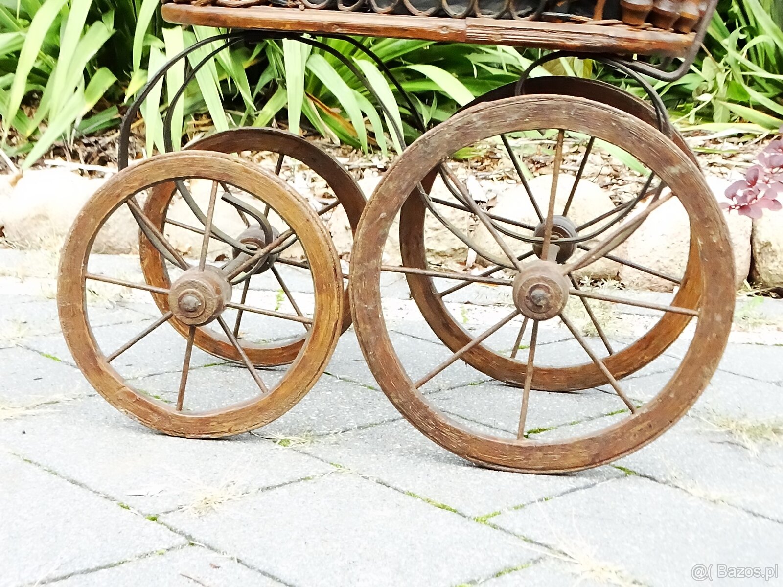 Ozdobny dekoracyjny wózek dziecięcy typu retro 60x50 cm. - 12