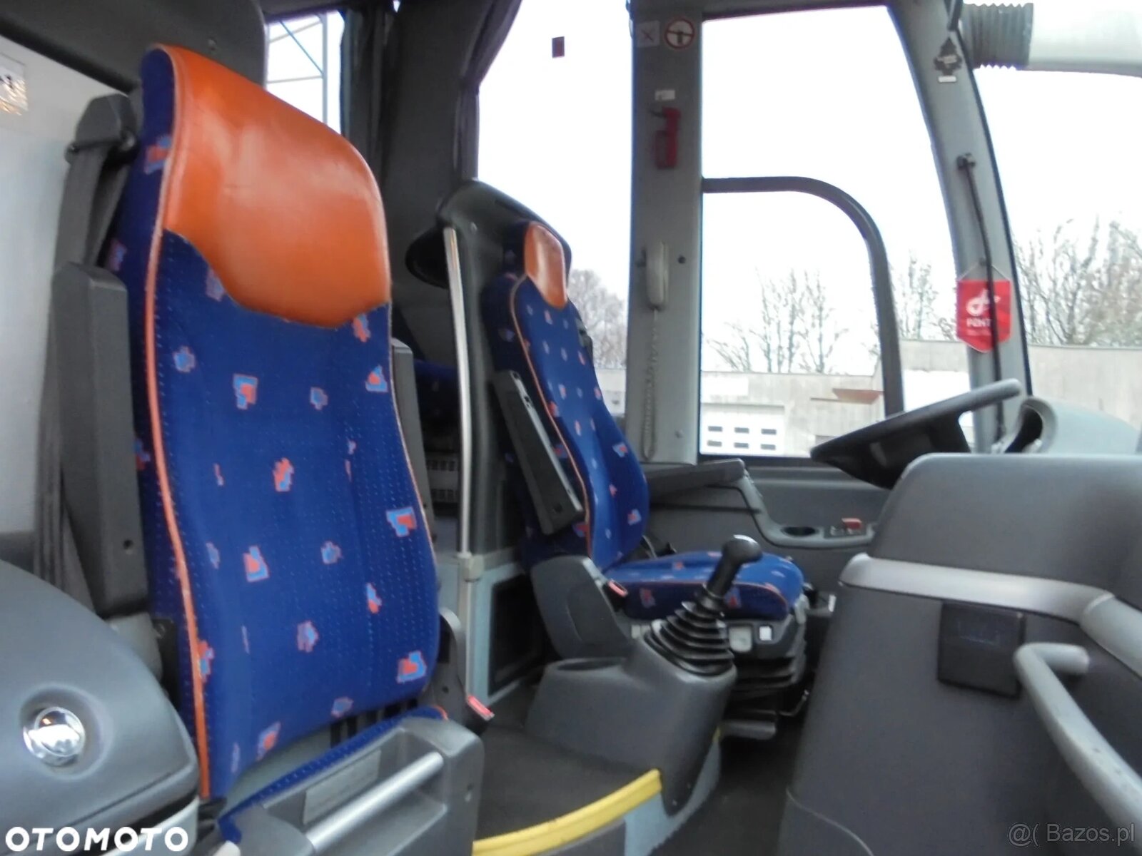 MAN R07 Lions Coach - 12