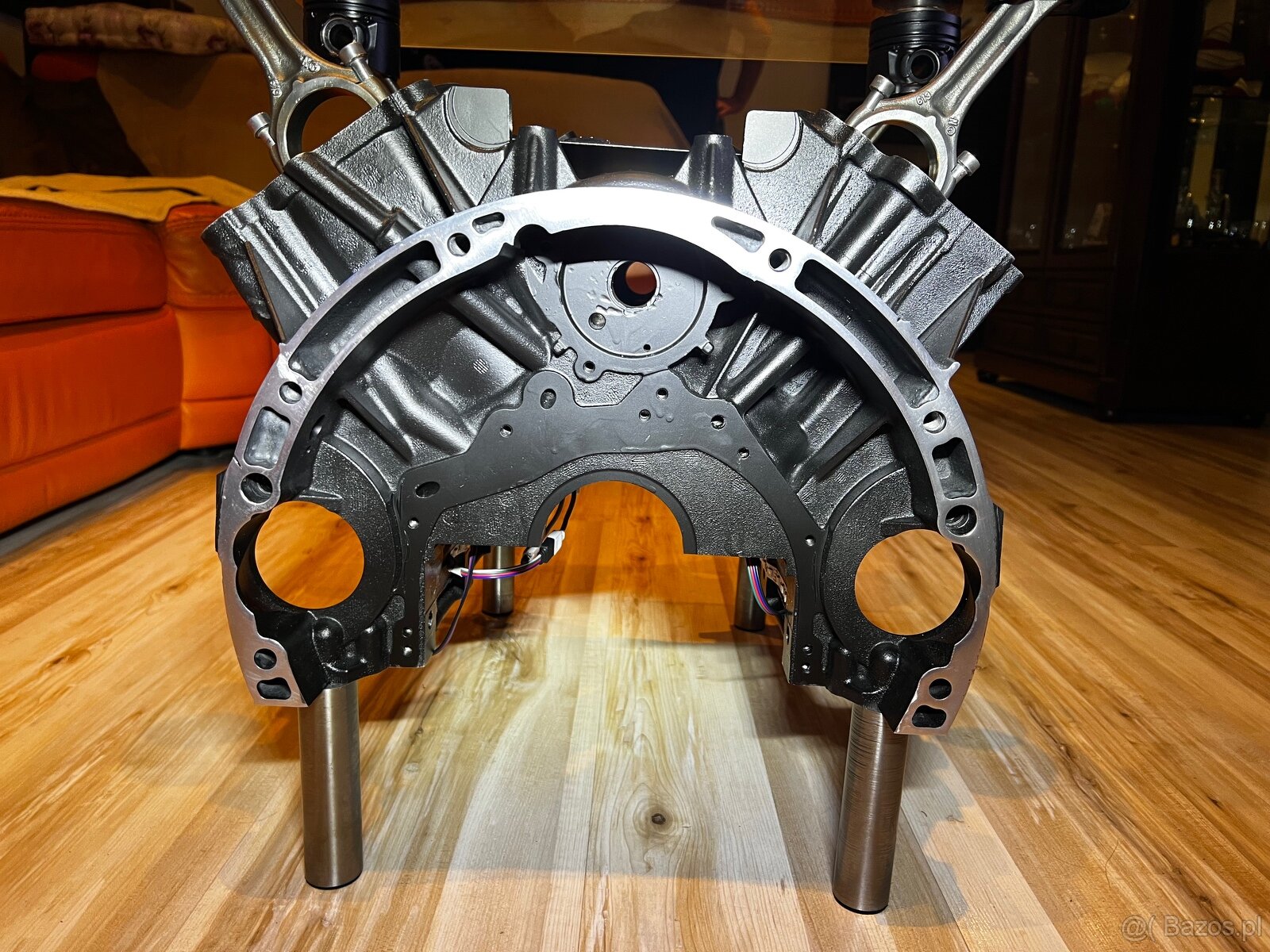 Stół z bloku silnika Mercedes-Benz V6 - 12