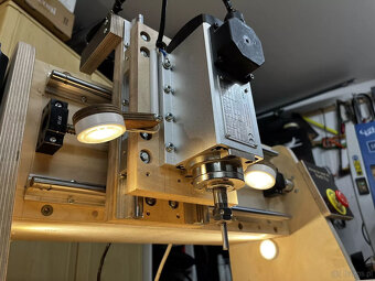 Frezarka CNC Oryginalna od LifeLatitudes (YouTube) 3 osie z - 12