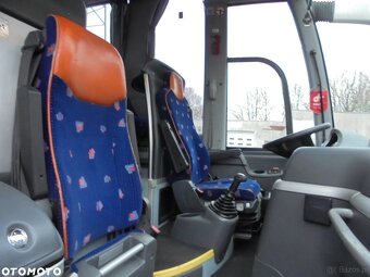 MAN R07 Lions Coach - 12
