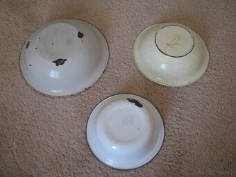 Emaliowane garnki, pokrywki, patelnie, miski, durszlak, kosz - 12