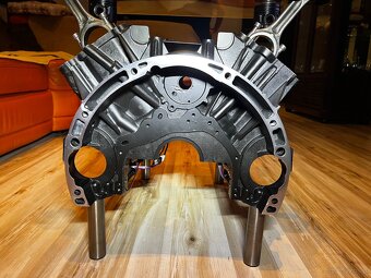 Stół z bloku silnika Mercedes-Benz V6 - 12