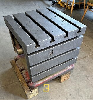 Kątowniki żeliwne, płyty mocujące, kostki - 12