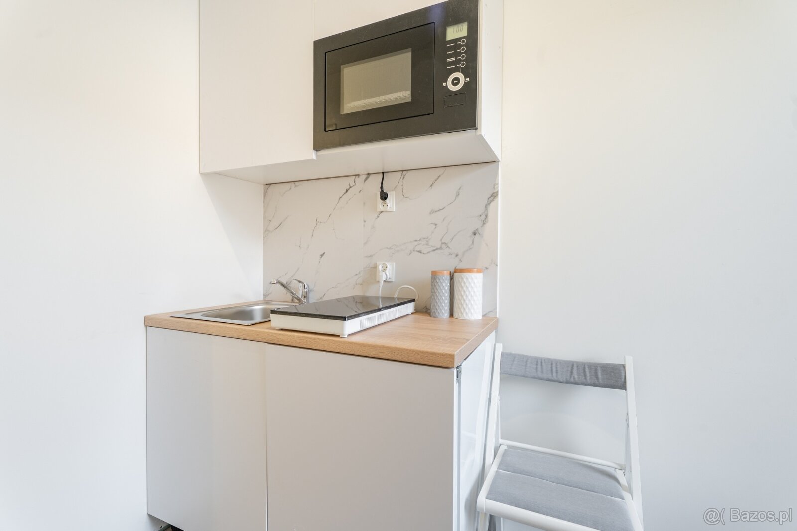 Pokój z łazienką po remoncie wraz z umeblowaniem. - 13