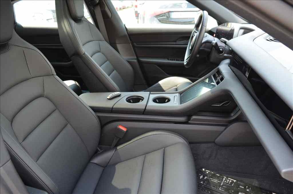 Porsche Taycan 4S - 13