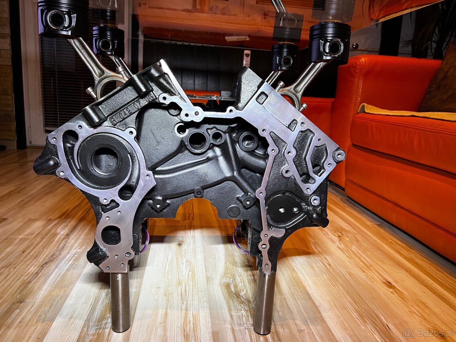 Stół z bloku silnika Mercedes-Benz V6 - 13