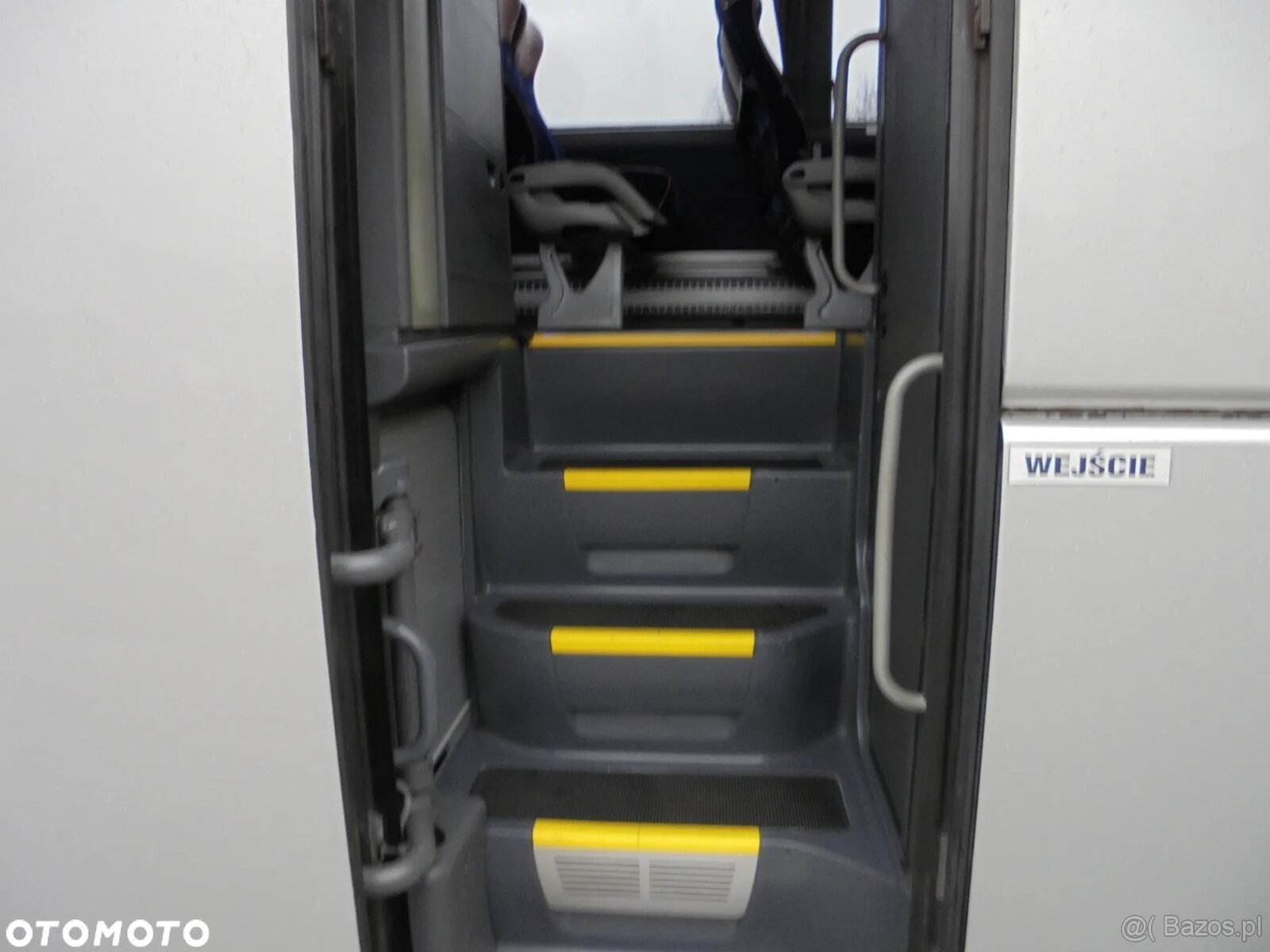 MAN R07 Lions Coach - 14