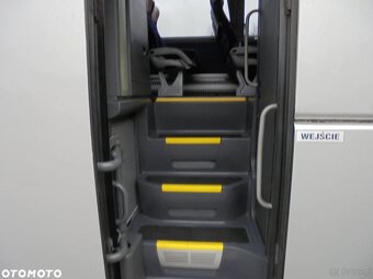 MAN R07 Lions Coach - 14