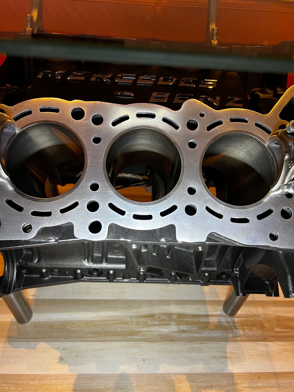 Stół z bloku silnika Mercedes-Benz V6 - 15