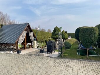 Dom z warsztatem serwisu ogumienia i basenem . Książenice gm - 15