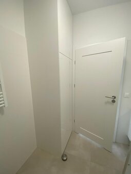 2 pokoje, 47m2, II piętro, winda, duży balkon, parking, os. - 15